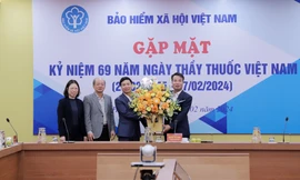 Ngành BHXH tri ân sự cống hiến của các bác sĩ, dược sĩ nhân Ngày Thầy thuốc Việt Nam