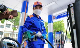 Giá xăng giảm, dầu biến động trái chiều