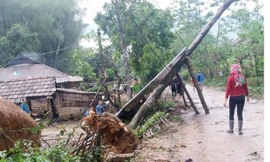 Mưa lớn kèm dông lốc khiến hơn 2.000 nhà dân hư hại, tốc mái