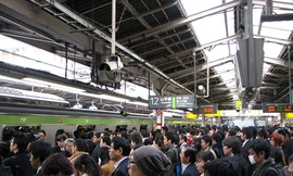 Giờ cao điểm ở ga tàu điện ngầm Shinjuku của Nhật Bản. Đây là ga tàu điện đông nhất thế giới với gần 3,8 triệu khách mỗi ngày năm 2008. Ảnh: wikipedia