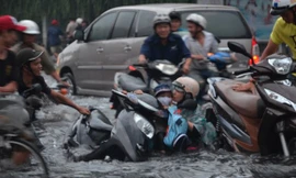 Người Sài thành khốn đốn nước ngập