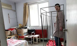 Mẹ nhốt con trai trong lồng 42 năm