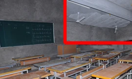 Mảng vữa trần lớp học (ảnh nhỏ) rơi xuống đúng vị trí cô giáo và ba học sinh đang đứng
