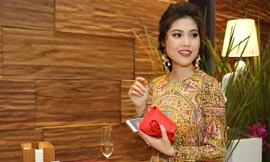 Thu Hằng bí ẩn với váy họa tiết nhà thờ của D&G