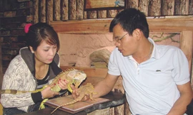 Bạn trẻ uống cà phê cùng thú cưng Ảnh: N.H