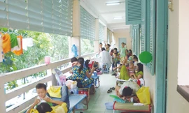 Bệnh nhi nằm ở hành lang khiến bác sĩ cũng ra hành lang khám bệnh (ảnh chụp sáng 17-6 tại BV Nhi đồng 2) Ảnh: V.K