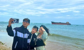 Giới trẻ 'rần rần' đến check-in con tàu mắc cạn ở bờ biển Ninh Thuận