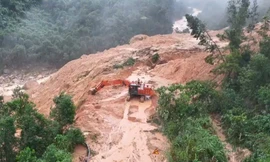 Dùng mìn phá khối đá nặng 100 tấn chắn ngang đèo Khánh Lê