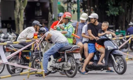 Giao thông hỗn loạn gần dự án ga ngầm trên phố Trần Hưng Đạo