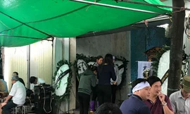 Vụ nữ sinh nhảy cầu tự vẫn: Đau lòng những vòng hoa tang trắng