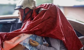 Người dân Thủ đô 'chật vật' trong ngày mưa bão