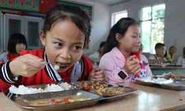 Học sinh Tứ Xuyên ăn uống khỏe mạnh, miễn phí tại trường