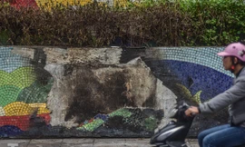 Con đường gốm sứ ven sông Hồng rạn nứt, bong tróc nham nhở