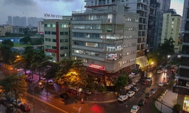 Hà Nội sáng đèn đường, đèn xe giữa ban ngày 