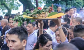 Biển người chen nhau dâng lễ ở Phủ Tây Hồ đầu tháng cô hồn