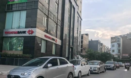Cư dân nhà thu nhập thấp đầu tiên ở Hà Nội 'giành giật' chỗ để ô tô