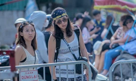 Du khách nước ngoài 'ngẩn ngơ quay đầu' khi đến phố đường tàu