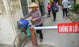 Người dân Hà Nội tự dựng barie 'hạn chế xe cộ' vì... quá ồn