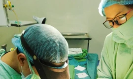 Ngày 5/8, thông tin từ bệnh viện Quốc tế Vinh, TP Vinh (Nghệ An) cho biết, các bác sĩ vừa phẫu thuật lấy từ hốc mắt của một bé trai một mẫu bút chì. Điều đặc biệt, dị vật này đã tồn tại trong hốc mắt bé trai suốt 5 năm qua.