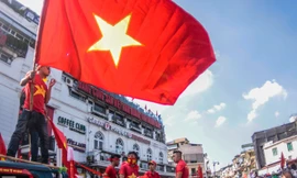 CĐV nhuộm đỏ phố phường, tiếp lửa cho tuyển Việt Nam
