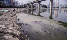 Ngày tiễn ông Công ông Táo: Hồ ngập rác và tro