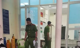 Cha dượng dọa ném con gái của vợ xuống sông Sài Gòn để đòi tiền