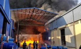 Xưởng nhựa ở Hải Phòng cháy dữ dội, khói bốc đen trời 