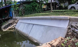 Cận cảnh bờ kè bằng khối bê tông đúc sẵn thí điểm cho Hồ Gươm