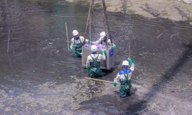 Hà Nội bắt đầu làm sạch sông Tô Lịch bằng 'bảo bối' của Nhật 