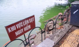 Dựng rào sắt cảnh báo sụt lún nguy hiểm khu bờ kè, đường dạo Hồ Gươm