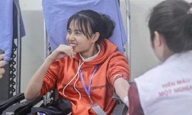 Sôi nổi hiến máu Chủ nhật Đỏ ở trường ĐH Kinh tế Kỹ thuật Công nghiệp