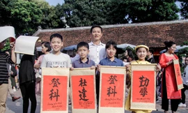 Nườm nượp người kéo đến xin chữ đầu năm ở Văn Miếu