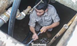 Chung cư Hà Nội súc xả bể nước sau sự cố nhiễm bẩn