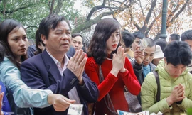 Biển người chen chúc ở Phủ Tây Hồ trong ngày đi làm đầu tiên