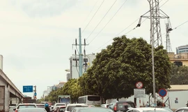 Hà Nội: Tắc đường trên cao, các phương tiện xếp hàng dài