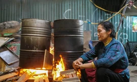 Người Hà Nội thâu đêm mang bánh chưng ra luộc ở vỉa hè 