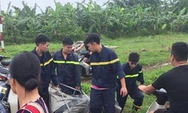 Thi thể nạn nhân được đưa lên bờ