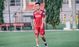 Huy Toàn lạc lõng, lặng nhìn đồng đội luyện binh trên sân tập