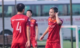 Nhuộm tóc xanh khói, Văn Toàn nổi bần bật ở tuyển Việt Nam