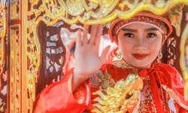 Rước kiệu, bảo vệ 'Tướng bà' tránh bị cướp tại hội Gióng