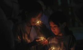 Hàng nghìn hoa đăng bằng thủy tinh được thắp trong mùa vu lan báo hiếu