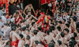 Tận thấy trăm trai tráng Đồng Kỵ cởi trần rước ông đám