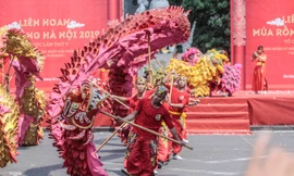 Du khách mãn nhãn với màn 'rồng bay' trên phố đi bộ hồ Gươm