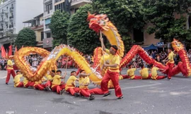 Mãn nhãn màn 'rồng bay' công phu trên phố đi bộ Hà Nội