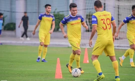 Tuyển Việt Nam 'luyện binh' trong ngày vắng bóng thầy Park