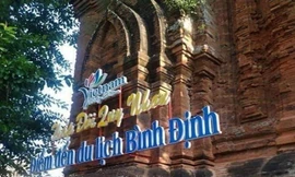 Khoan, đục tháp Chăm ngàn năm tuổi treo biển quảng bá du lịch gây phẫn nộ