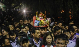 Đội lễ vượt 'biển người' vào đền Trần sau giờ khai ấn