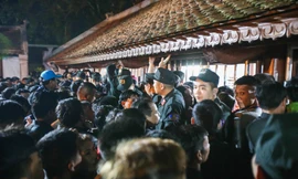 Ngủ vỉa hè, xếp hàng từ mờ sáng để xin ấn đền Trần