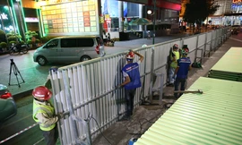 Quây rào tôn trên phố Trần Hưng Đạo để thi công nhà ga ngầm S12