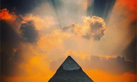 Đại kim tự tháp Giza có thể được xây dựng trên đỉnh đồi tự nhiên khổng lồ